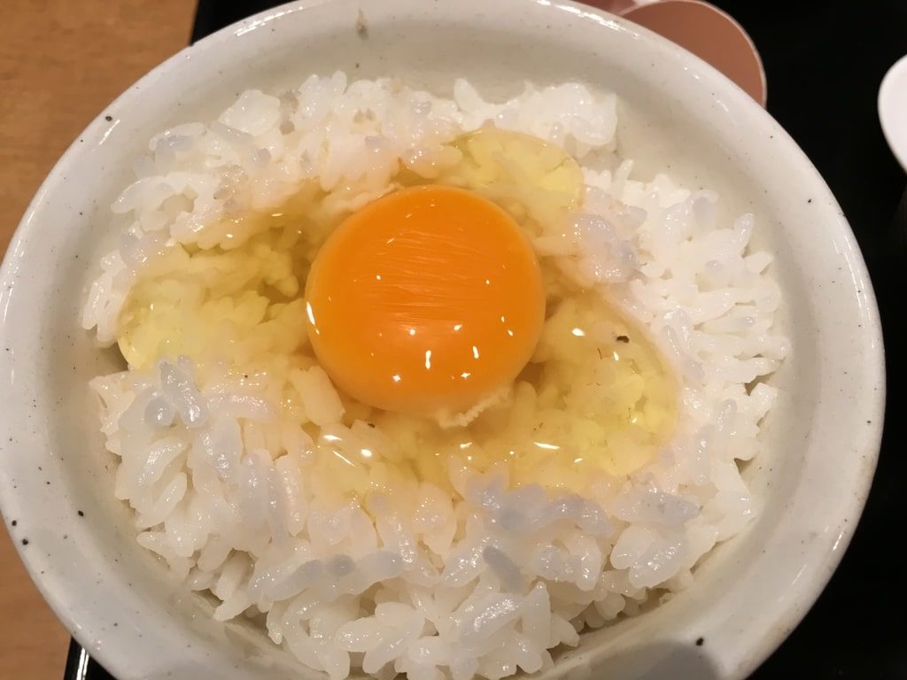 鯛茶福乃の卵かけご飯：ご飯中央にくぼみを作って
