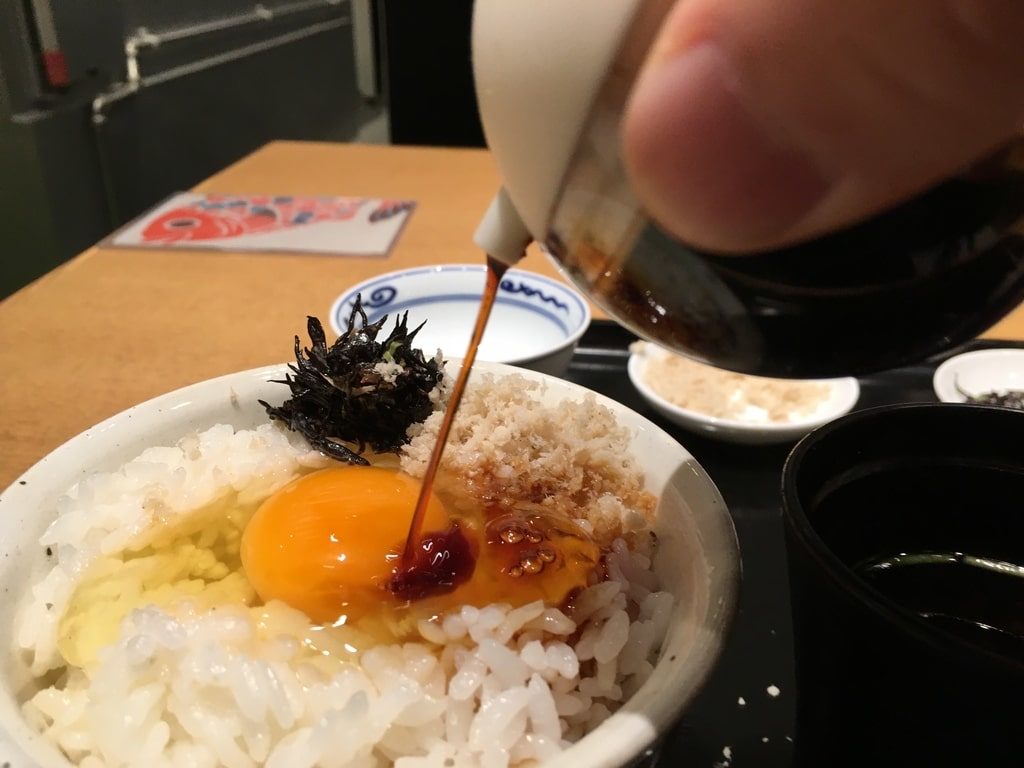 鯛茶福乃の卵かけご飯：醤油をかけて混ぜる