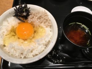 鯛茶福乃の卵かけご飯：鯛そぼろとひじきでアレンジ