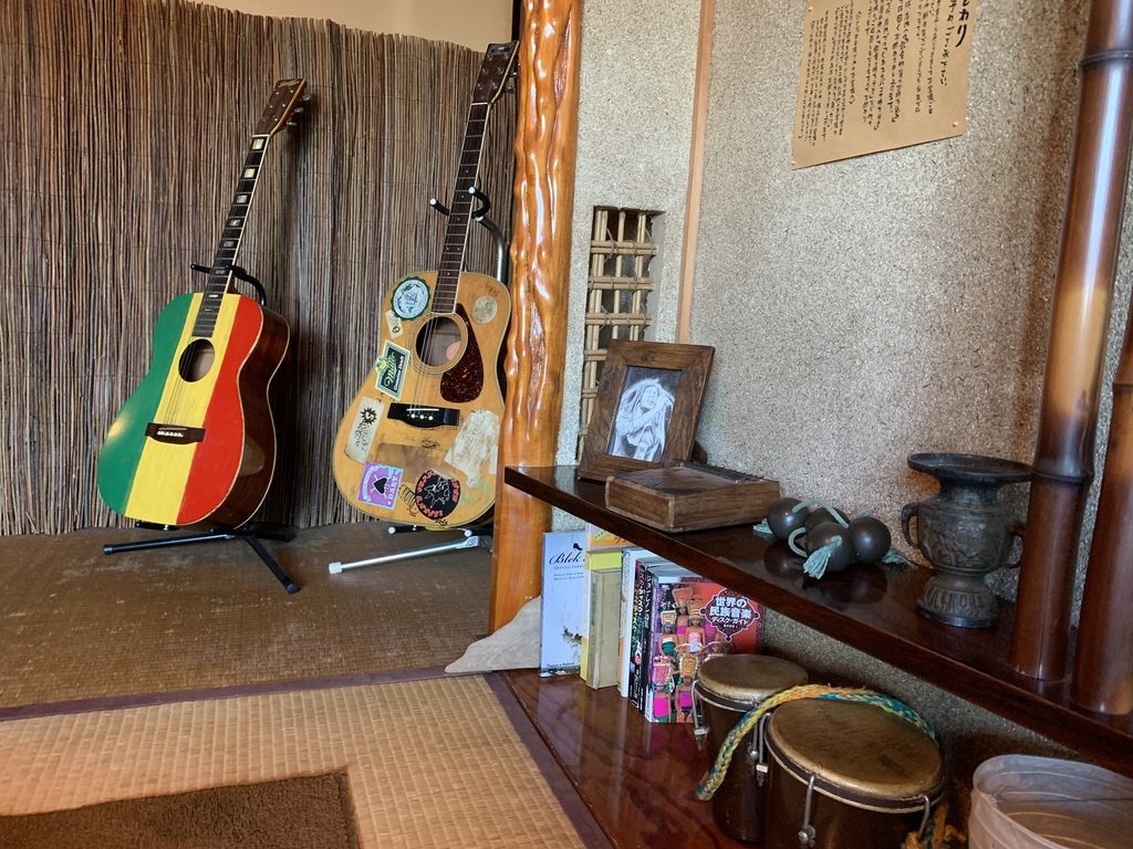 ナイヤビンギ店内のギター、打楽器
