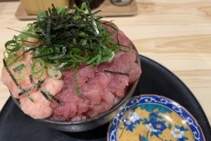 魚楽のマグロ二色丼