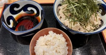 蕎麦とラー油で幸なった。冷やし肉そば特大と麦飯