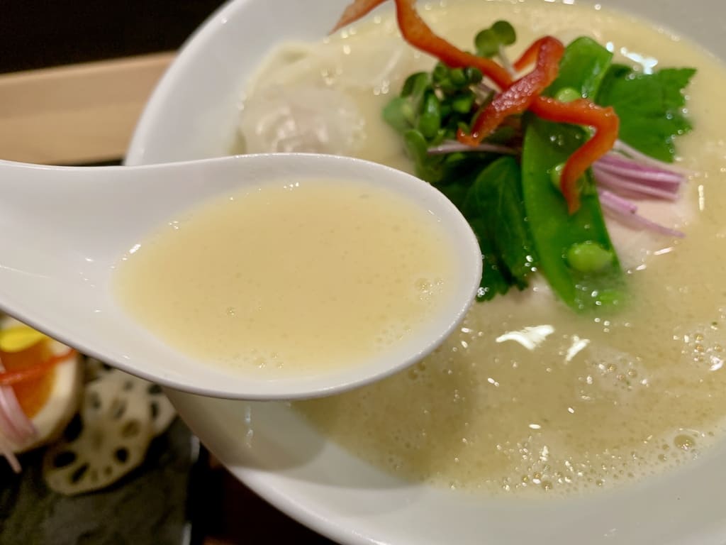 銀座 篝本店の特製鶏白湯sobaスープ