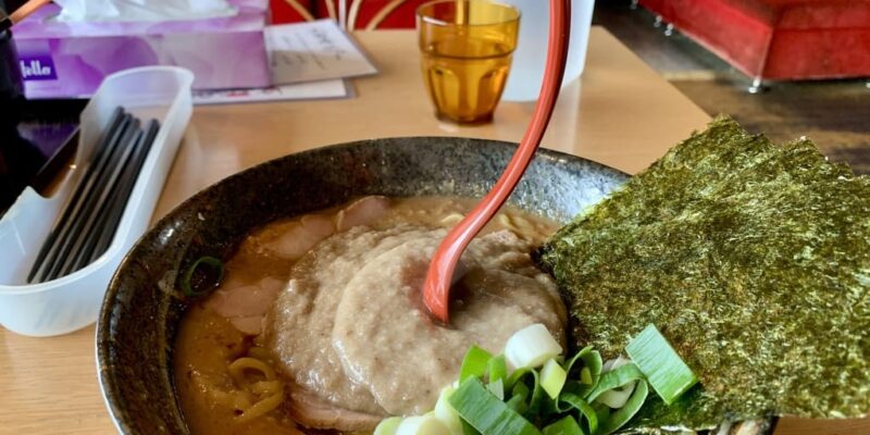 大岩亭の大岩ラーメン特鳥レンゲ立ち