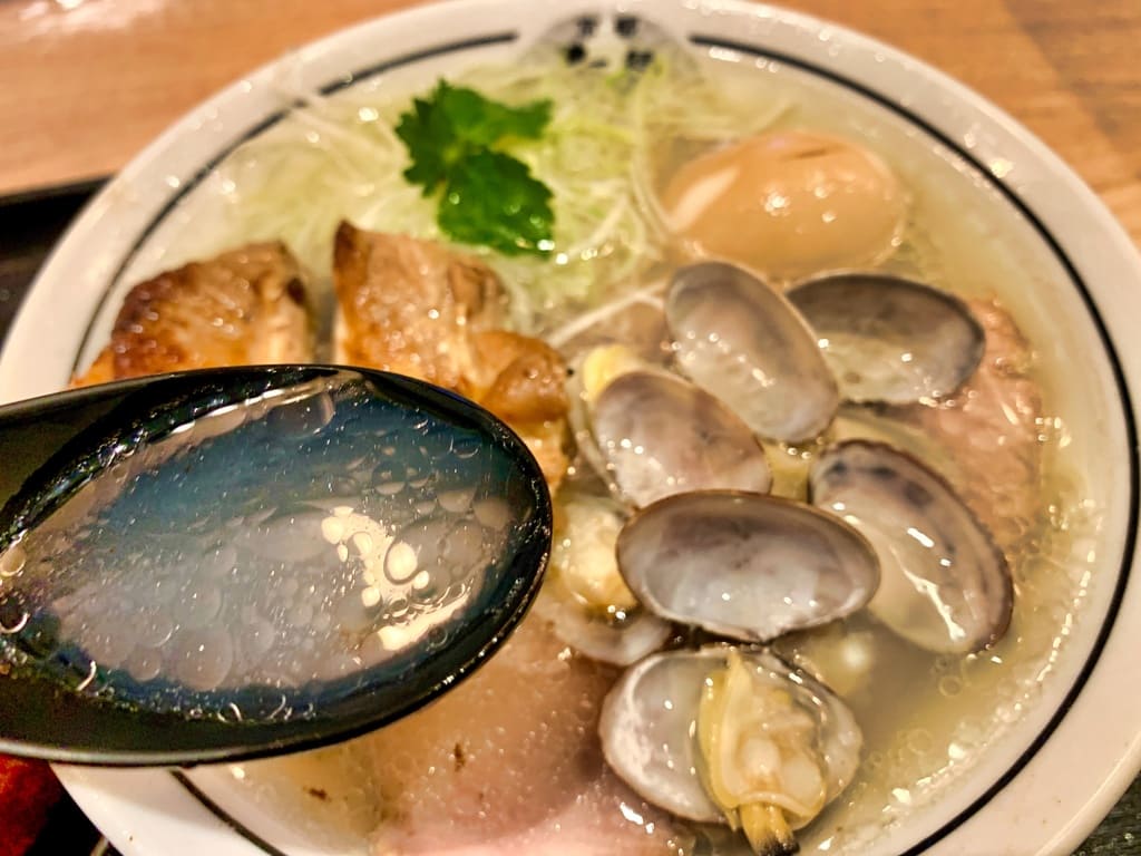 麺屋たけ井洛西口店の特製淡麗塩ラーメンスープ