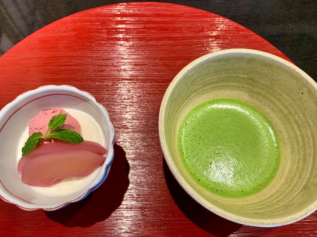 京都一の傳のブランマンジェラズベリームースと抹茶