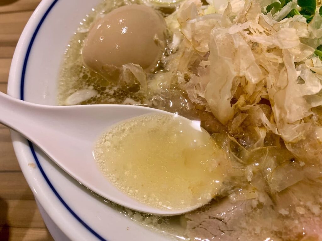 らーめん鱗 西中島店の味玉塩らーめんスープ