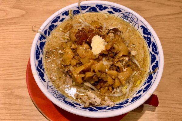 亀王 新大阪店の焦がし背脂豚骨醤油ラーメン鬼盛り