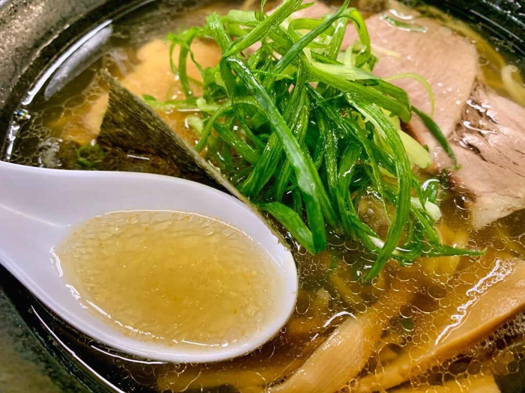 豊中麺哲の薄口肉醤油スープ