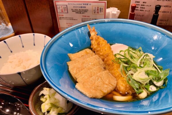 味味香ホワイティうめだ店の海老天きつね温玉ぶっかけうどん近影