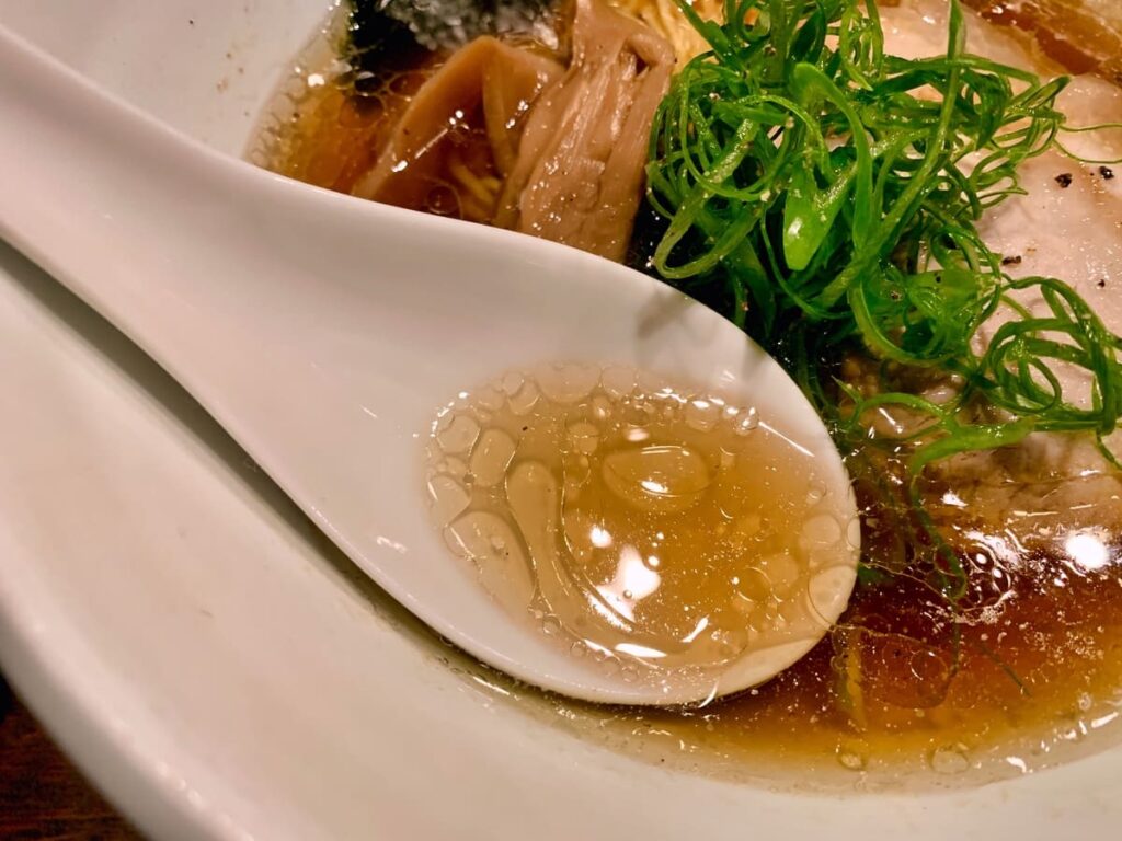 鴨出汁中華そばROKUの鴨清湯麺スープ