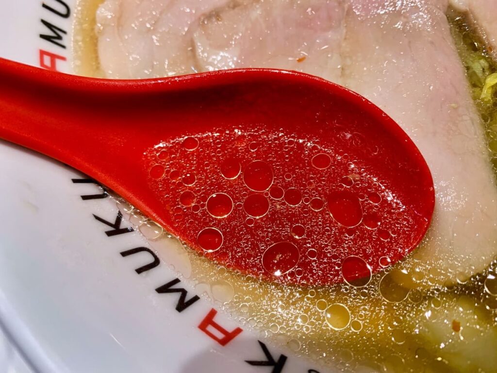 どうとんぼり神座エキマルシェ新大阪店の小チャーシュー煮卵ラーメンスープ