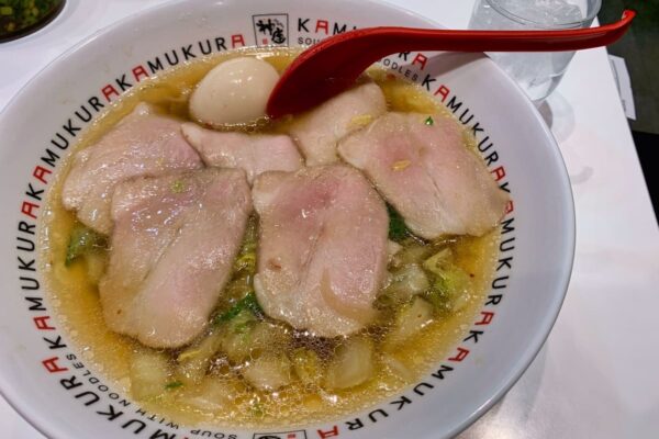 どうとんぼり神座エキマルシェ新大阪店の小チャーシュー煮卵ラーメン近影