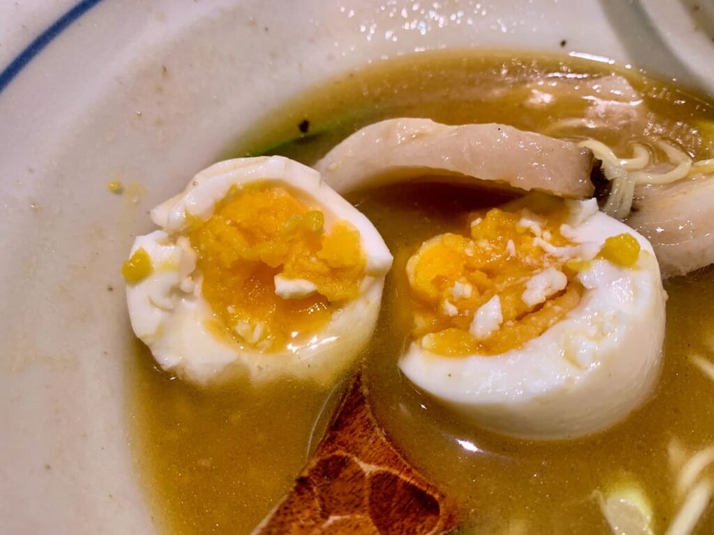 烈志笑魚油 麺香房 三くの落し蓋ラーメン煮卵