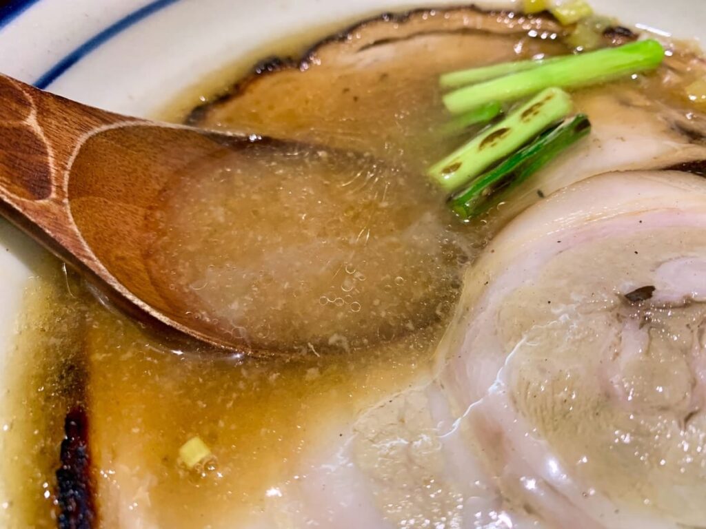 烈志笑魚油 麺香房 三くの落し蓋ラーメンスープ
