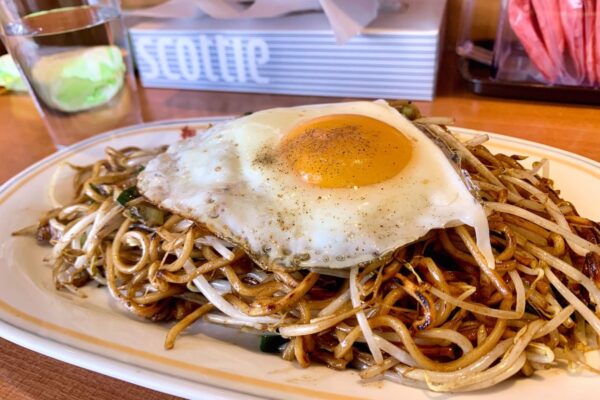 想夫恋京都七条大宮店の目玉焼き乗せ日田焼きそば近影