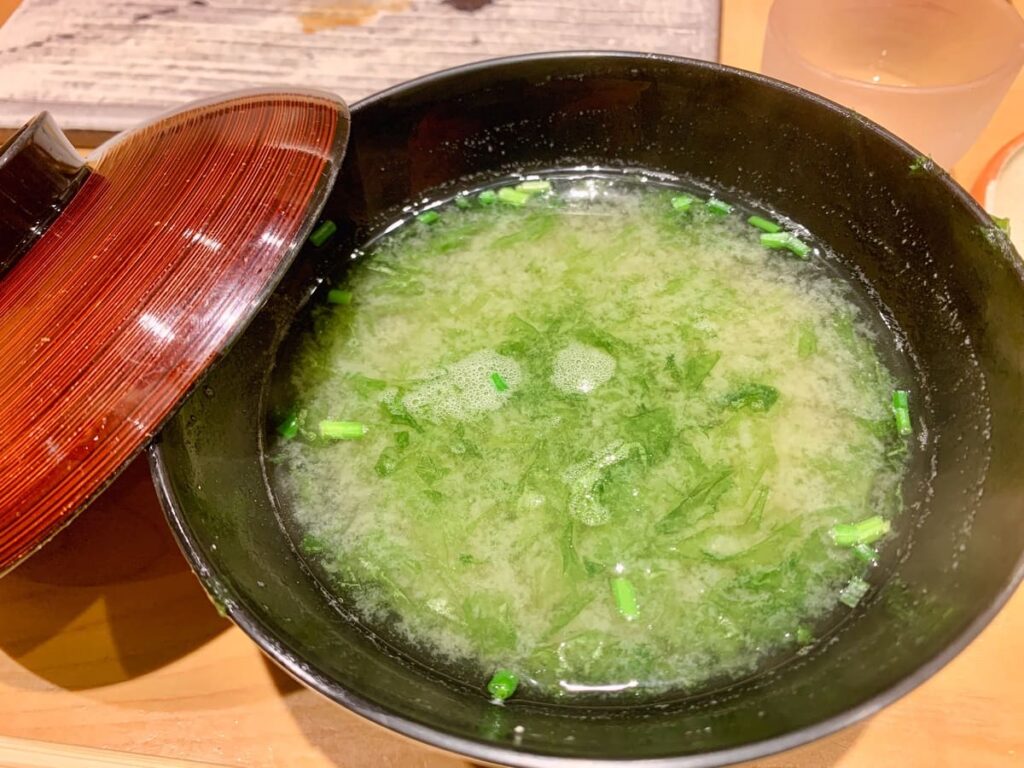 寿司割烹魚紋のアオサの味噌汁