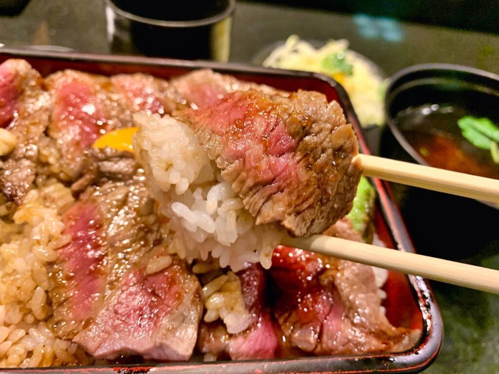 本みやけ 阪急三番街店のステーキ重実食1