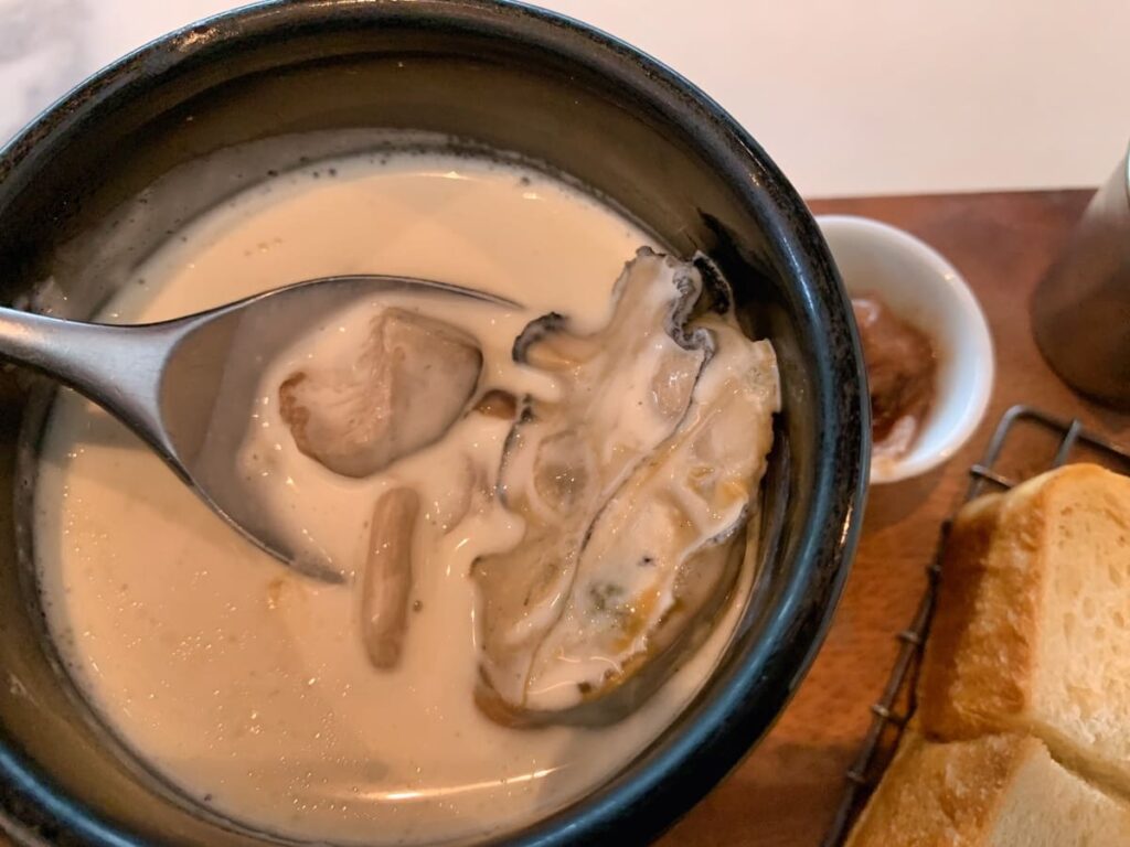 梅田 ワーフの高級食パンと牡蠣づくしのスペシャルランチオイスターチャウダー