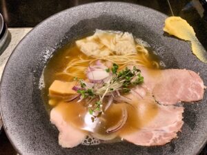 鶏soba座銀 神戸本店の飛魚出汁貝soba近影