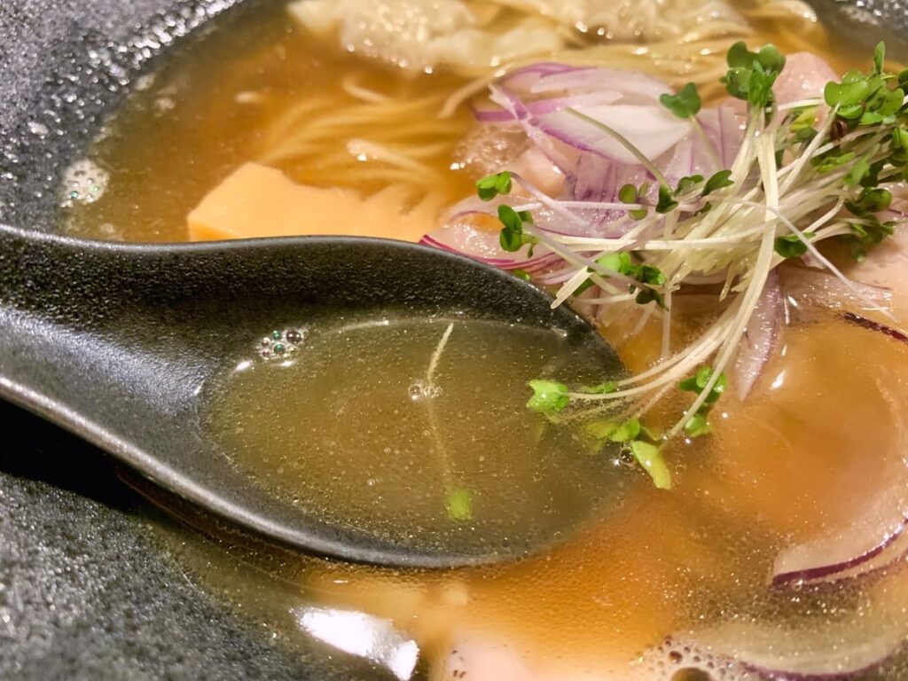 鶏soba座銀 神戸本店の飛魚出汁貝sobaスープ