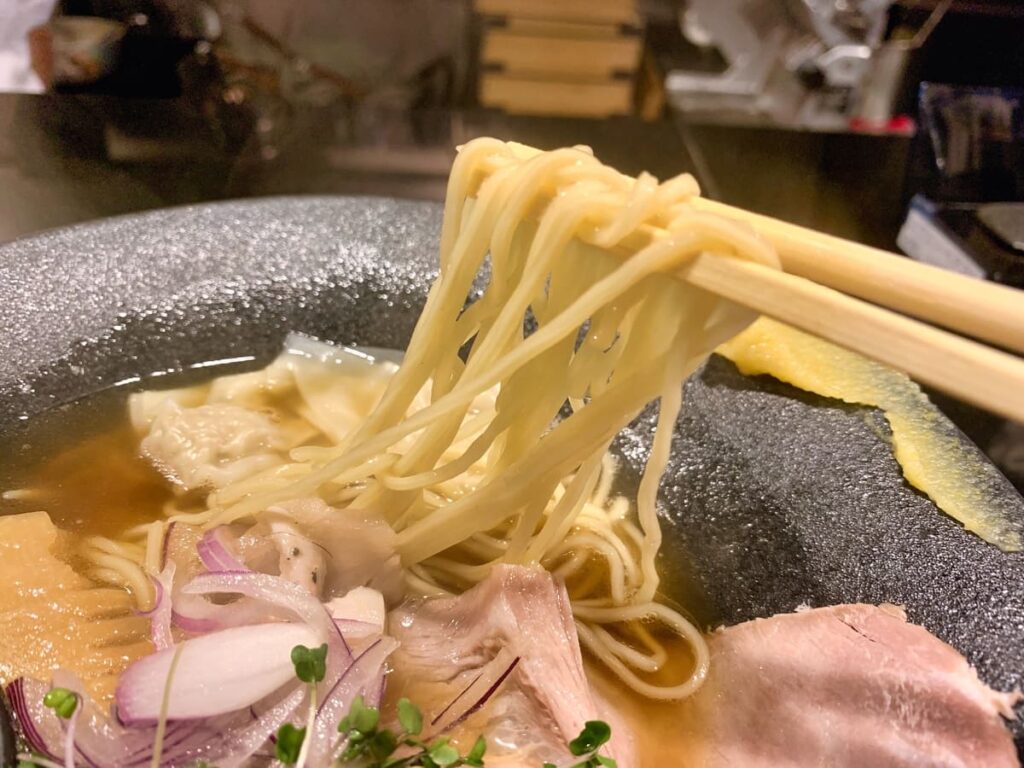 鶏soba座銀 神戸本店の飛魚出汁貝soba麺