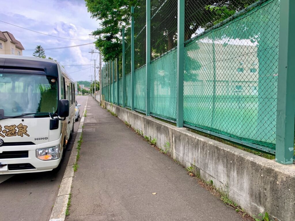 豊平峡温泉発無料送迎バスの真駒内中学校停車場所
