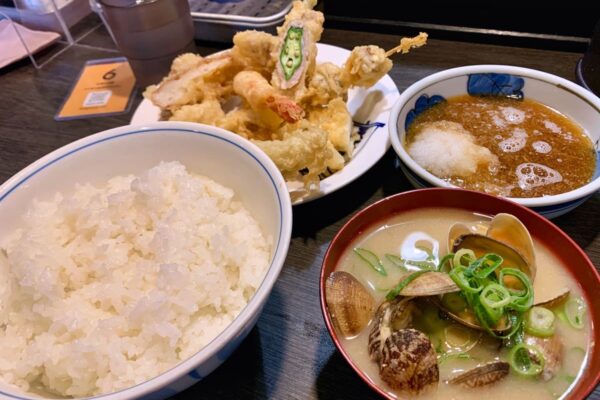 天ぷら大吉なんばこめじるし店の天ぷら小吉盛りご飯味噌汁つき近影