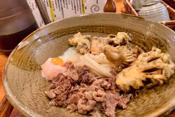 踊るうどん 梅田店の肉まいたけ天温玉生じょうゆ（冷）近影2