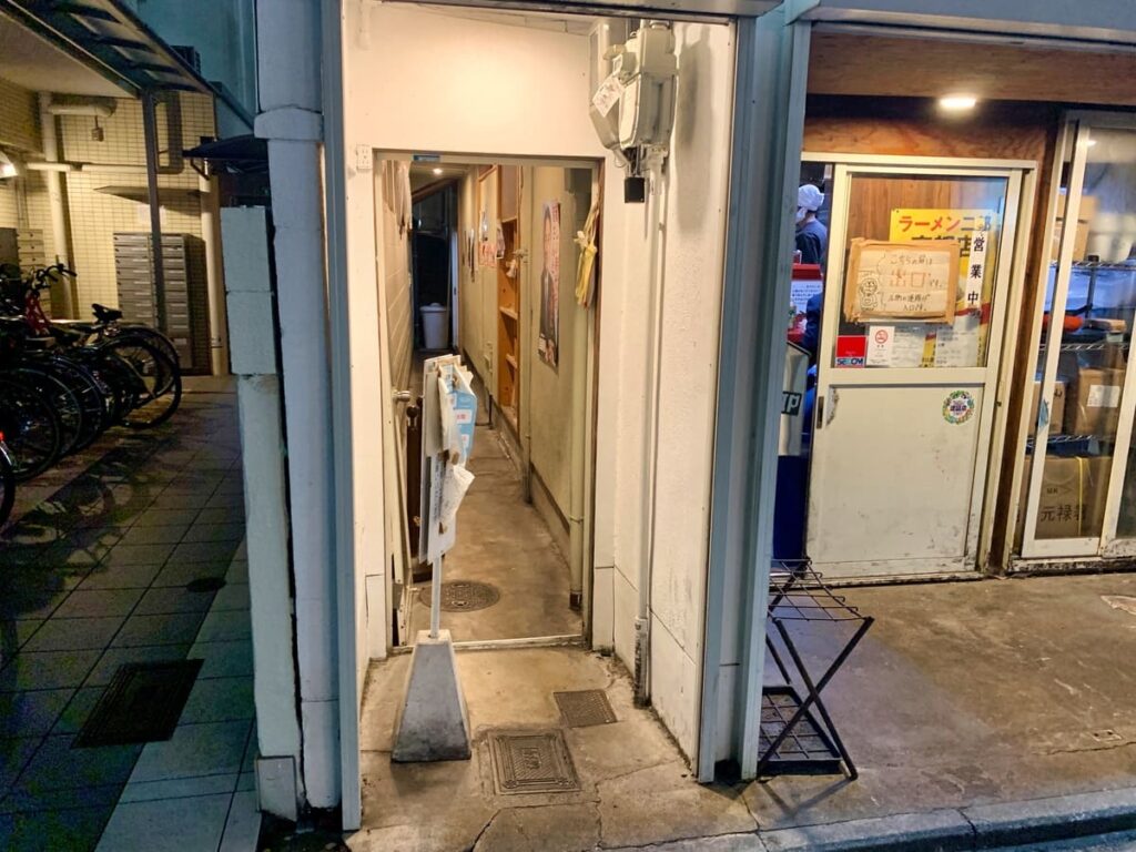 ラーメン二郎 京都店の入り口1