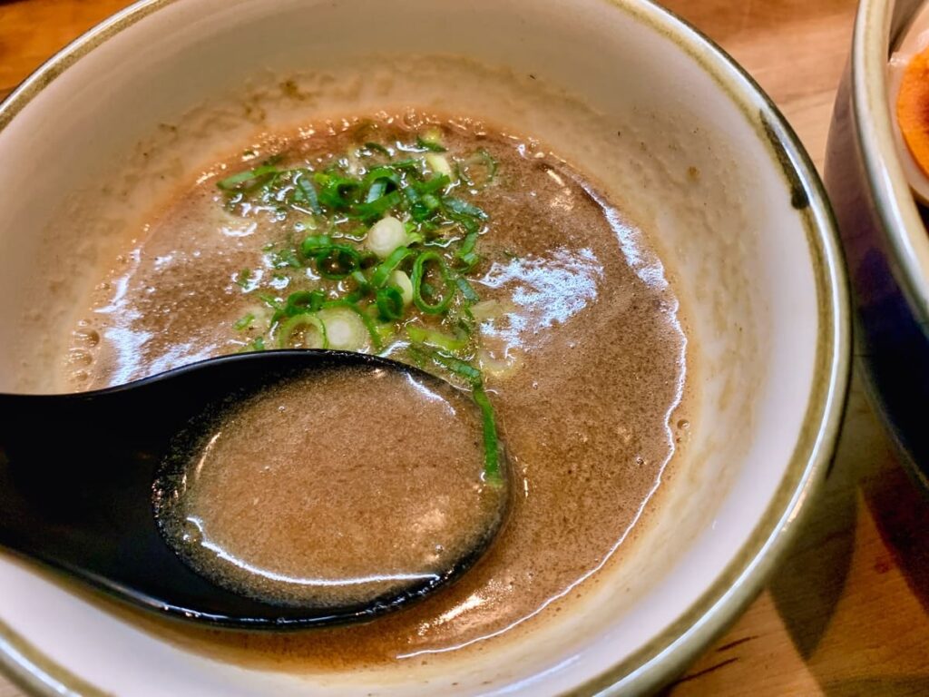 麺や輝 大阪本店の味玉チャーシューつけ麺大盛りスープ