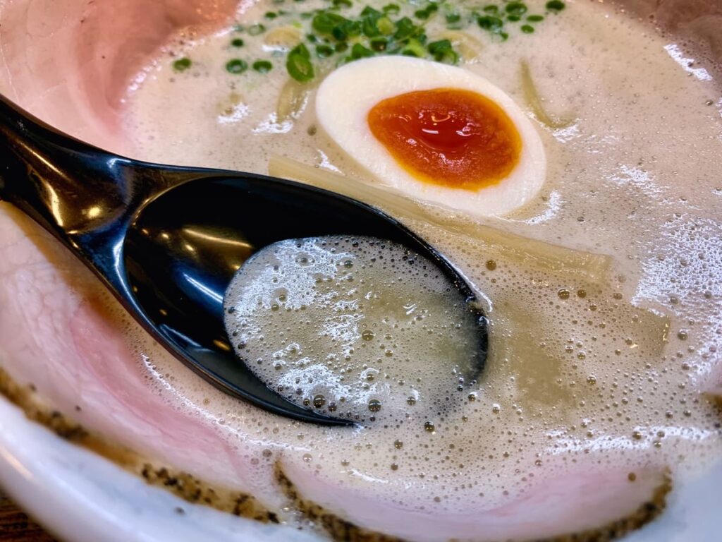 ラーメン家みつ葉 富雄本店の豚CHIKIしおチャーシューメンスープ