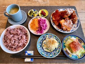 食堂カフェpotto 吹田紫金山店の一汁六菜plate