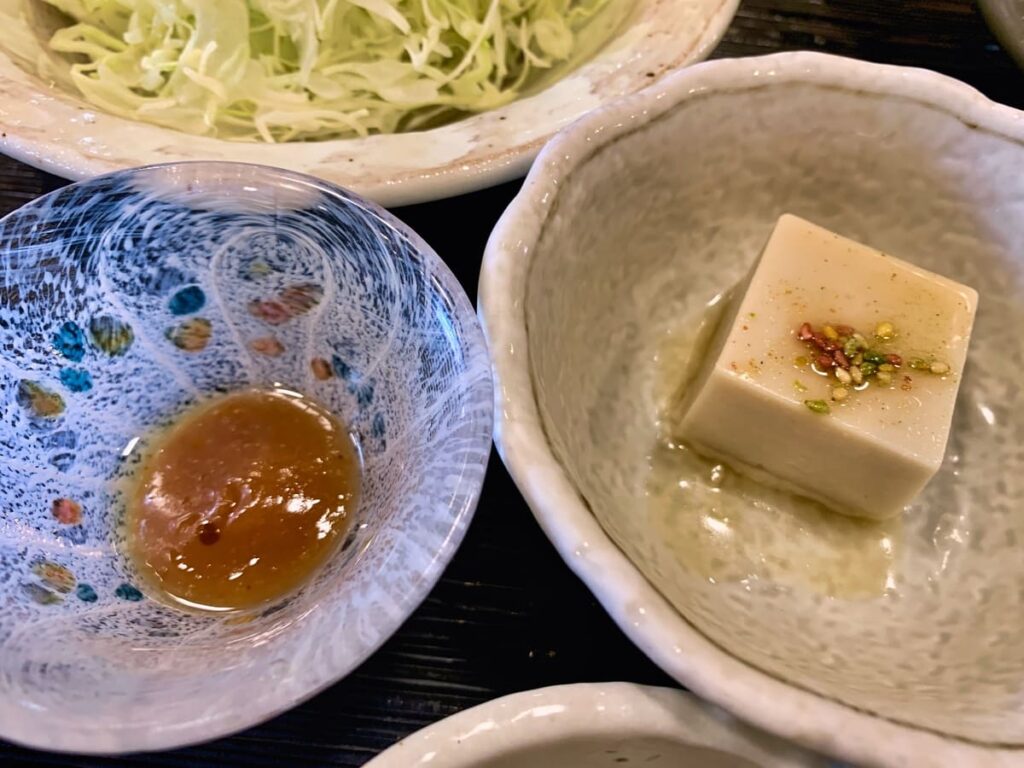 まるかつ奈良本店の胡麻豆腐と梅肉