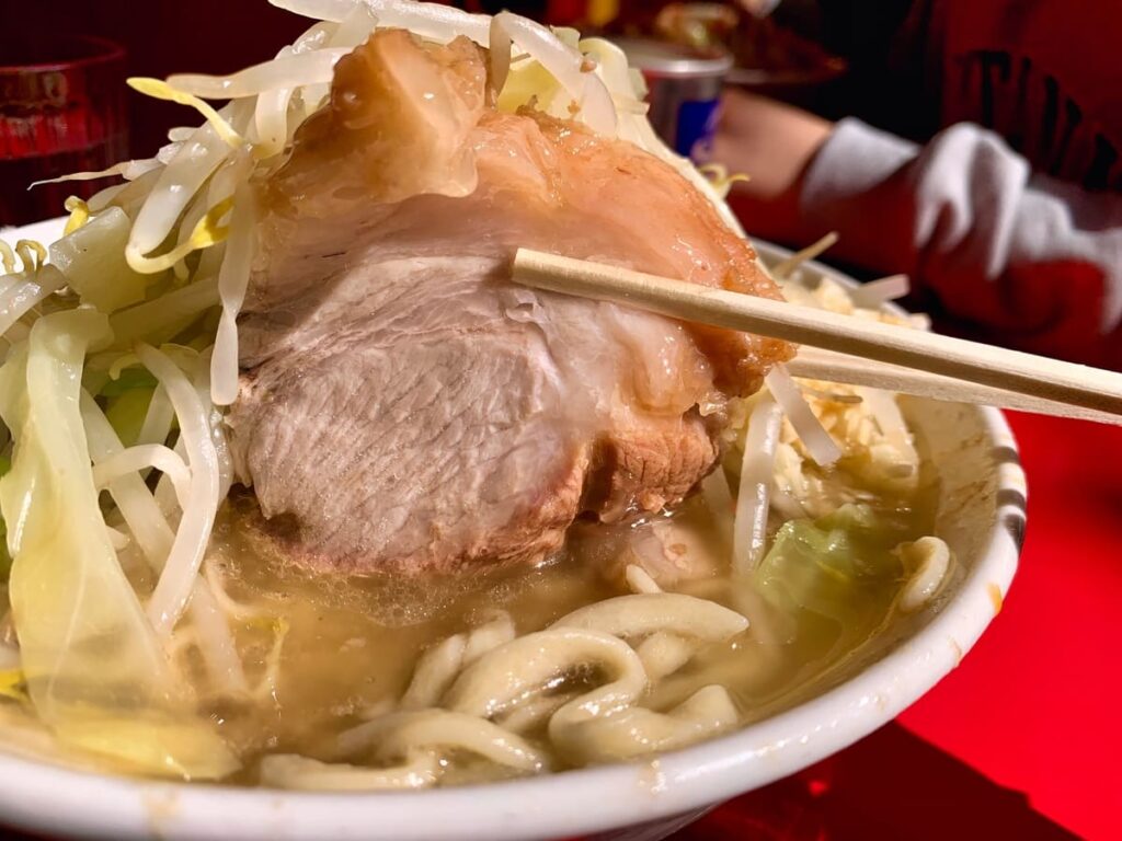 ラーメン二郎 三田本店のラーメンチャーシュー