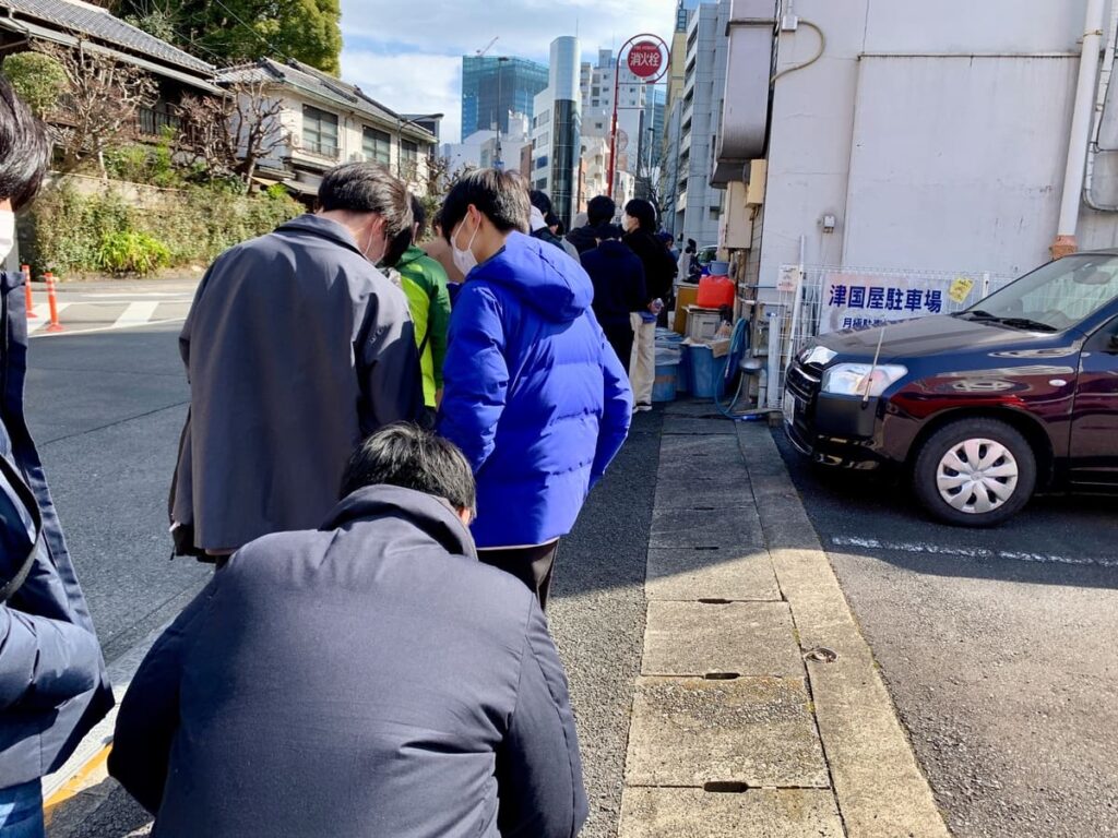 ラーメン二郎 三田本店の行列2