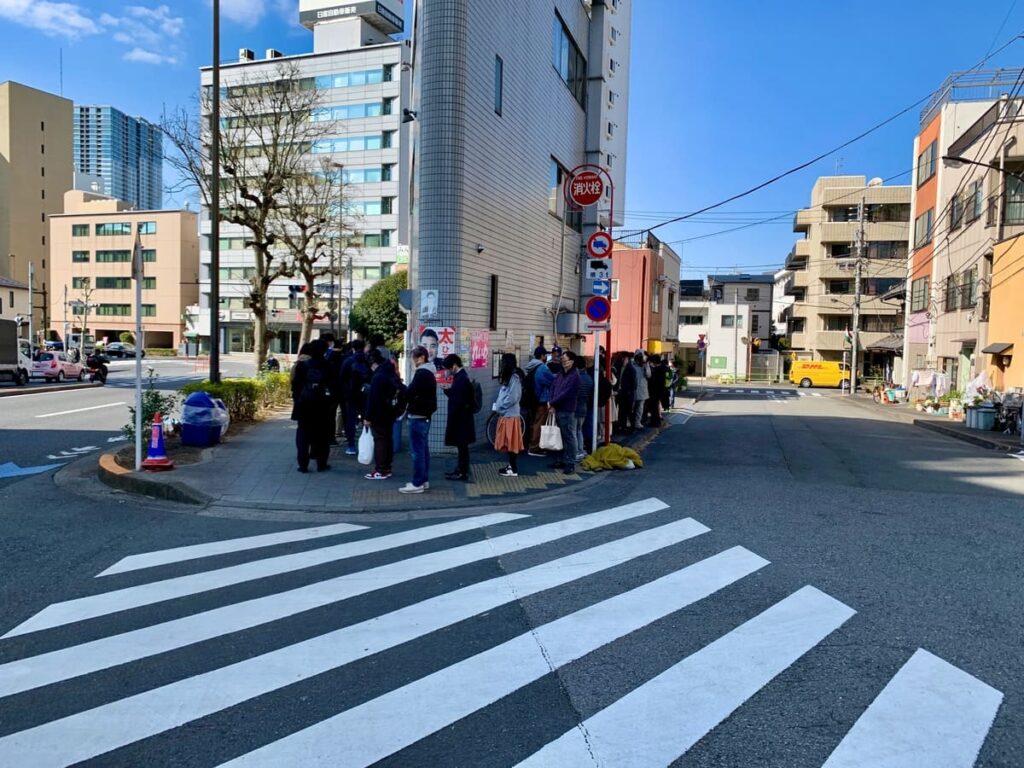 ラーメン二郎 三田本店の行列1