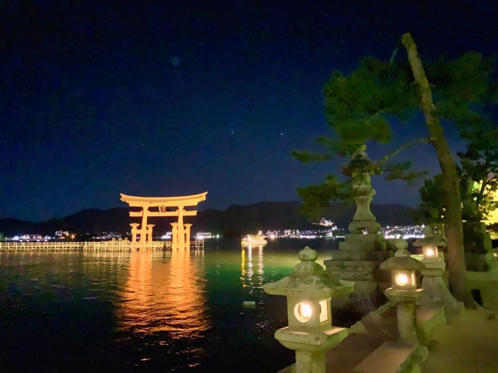 厳島神社大鳥居のライトアップ