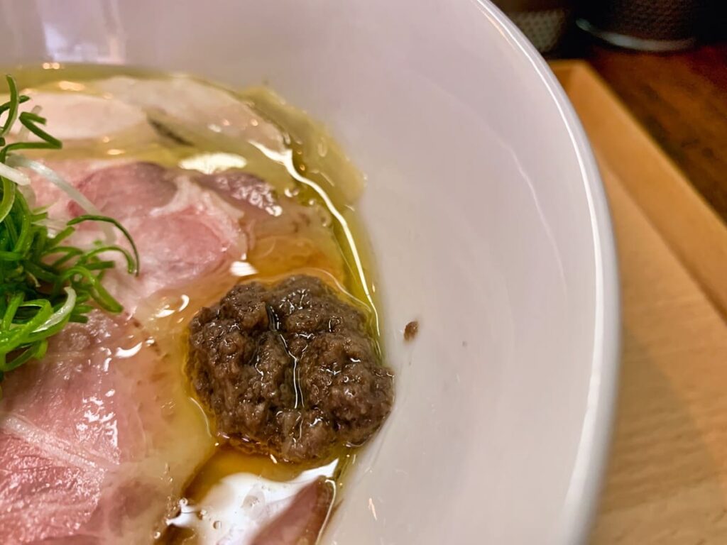 神保町 黒須の味玉焼豚塩蕎麦トリュフペースト