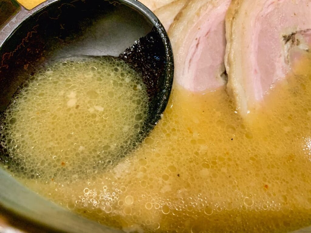 麺処 白樺山荘 真駒内本店の味噌チャーシュースープ