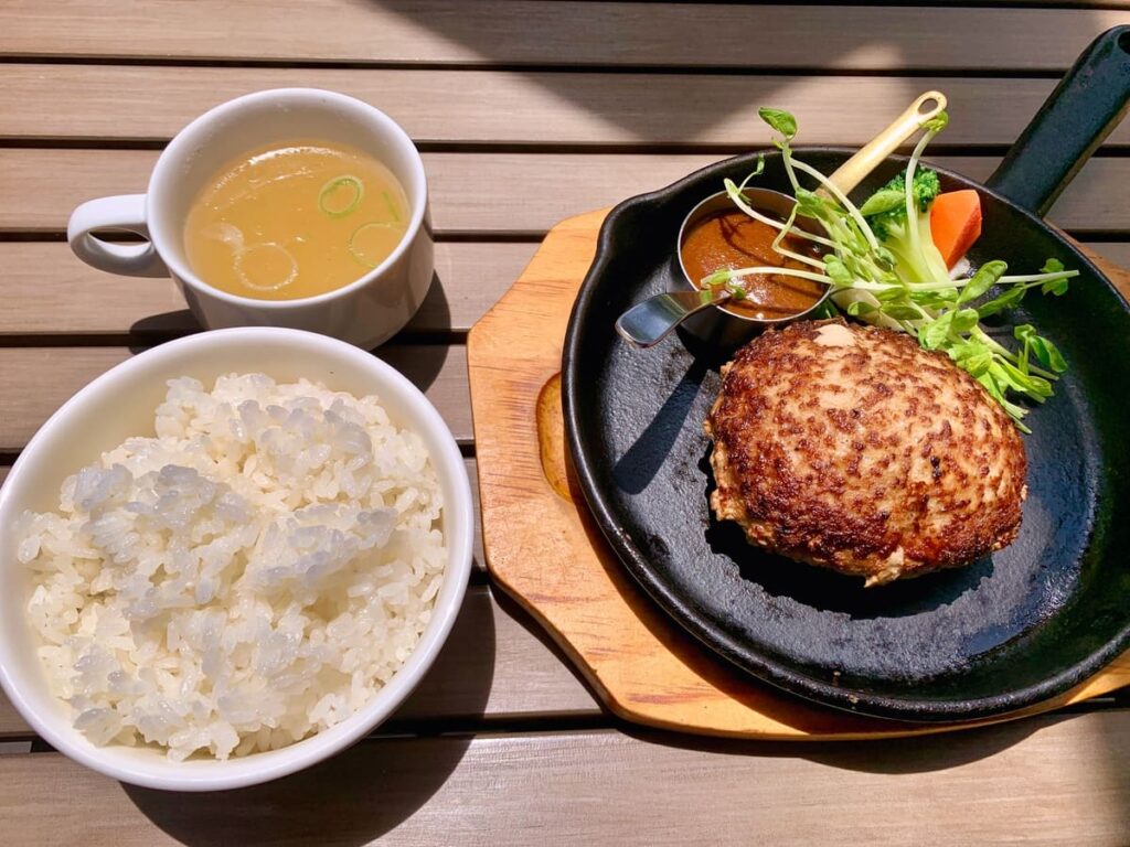 津の田ミートLodgeの自家製デミグラス定食1