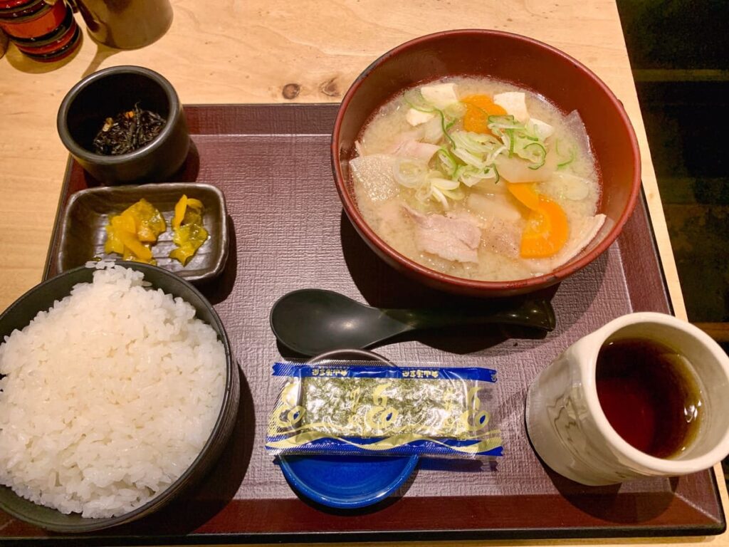 やえす初藤の豚汁定食