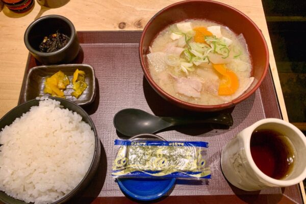 やえす初藤の豚汁定食