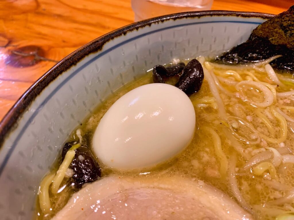 麺処 白樺山荘 真駒内本店の味噌チャーシューゆで卵トッピング
