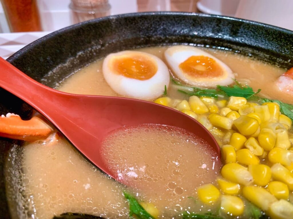 麺屋開高 新千歳空港店のカニだし味噌らー麺スープ