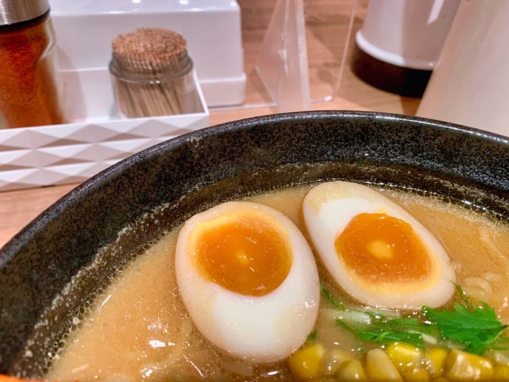 麺屋開高 新千歳空港店のカニだし味噌らー麺味玉