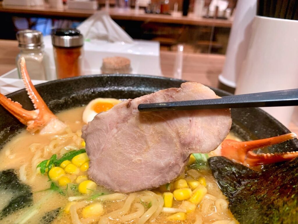 麺屋開高 新千歳空港店のカニだし味噌らー麺チャーシュー