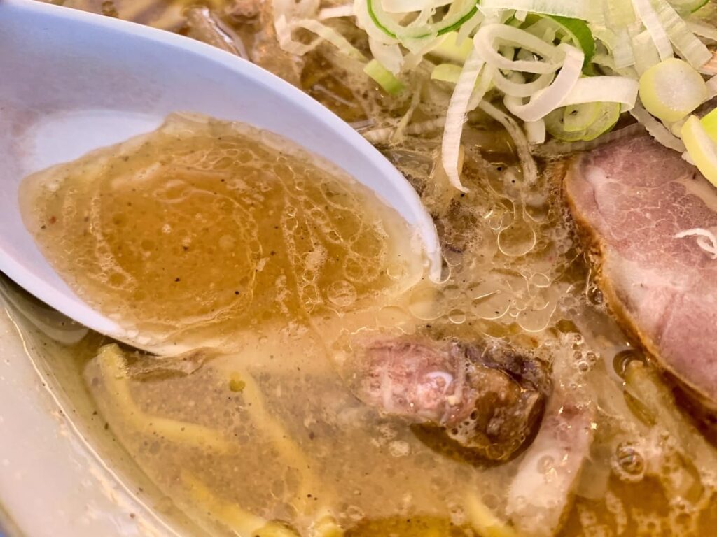 ラーメンすみれ 中の島本店の味噌スープ