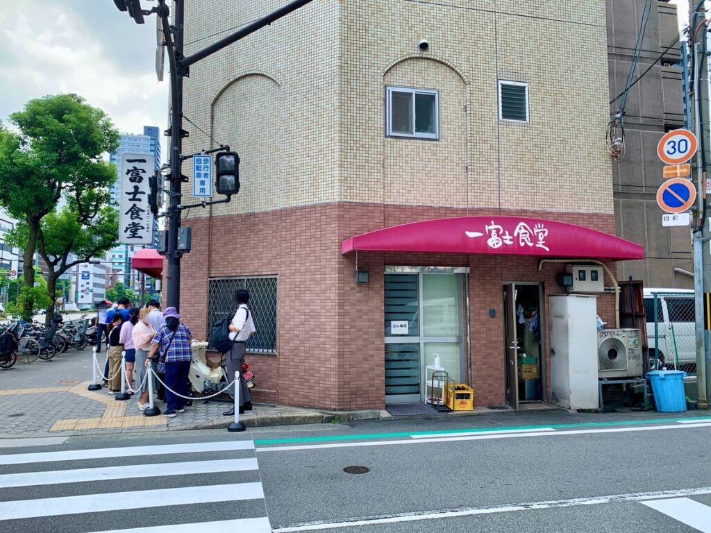 一富士食堂の開店前行列
