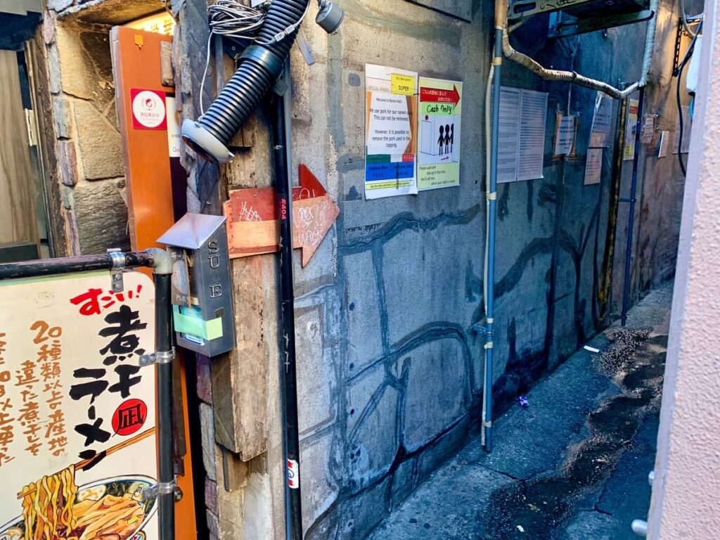 すごい煮干ラーメン凪 新宿ゴールデン街店本館横の路地